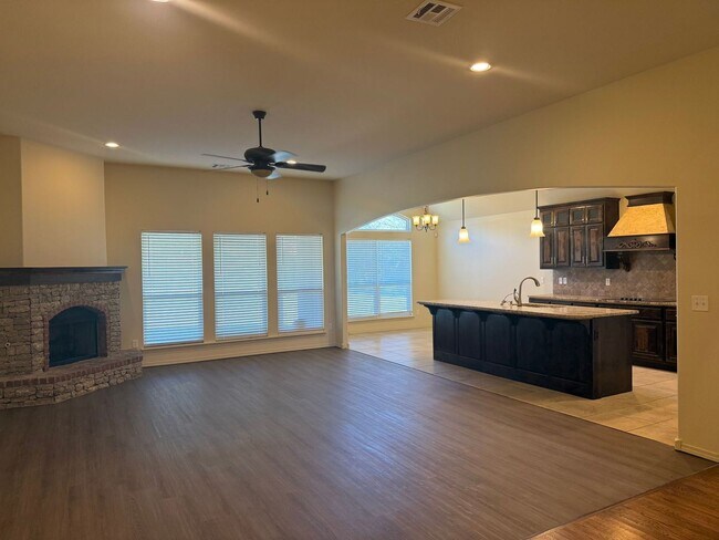 Building Photo - Welcome to your beautiful 3 bedroom home in the Battle Creek golf community!