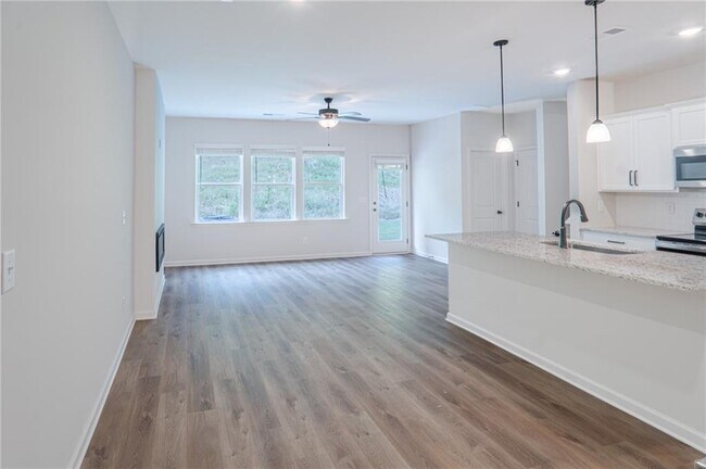 Building Photo - 411 Summit Dr W