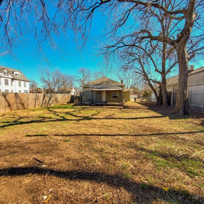 Building Photo - 3 Bedroom home in Shawnee