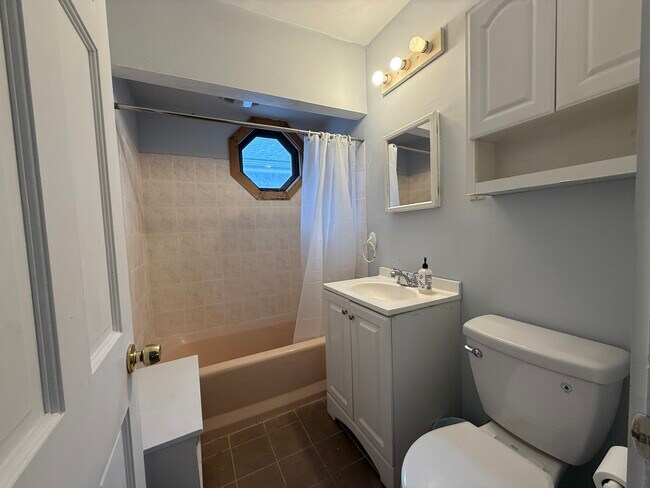 Building Photo - 527 Gallivan Blvd