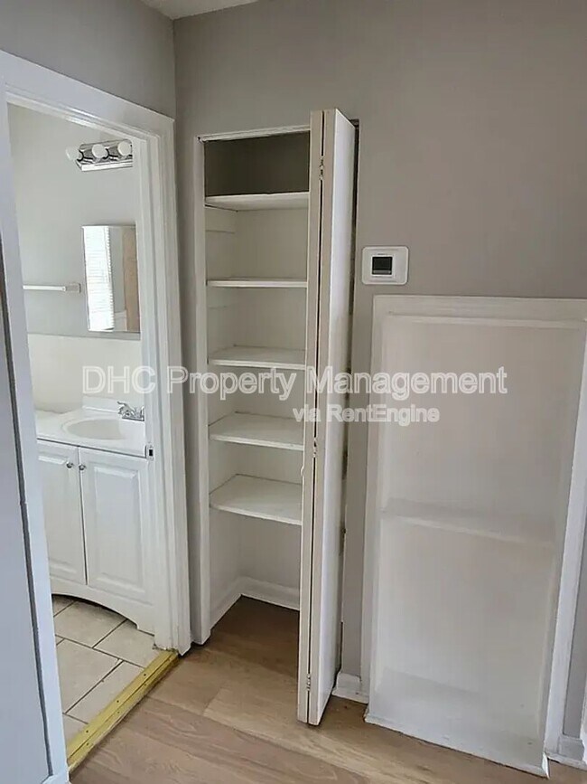 Building Photo - 2637 Santa Monica Dr NW
