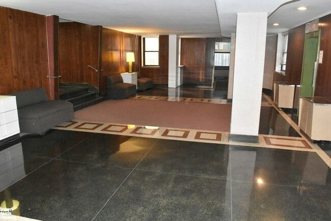 Building Photo - 205 Pinehurst Ave