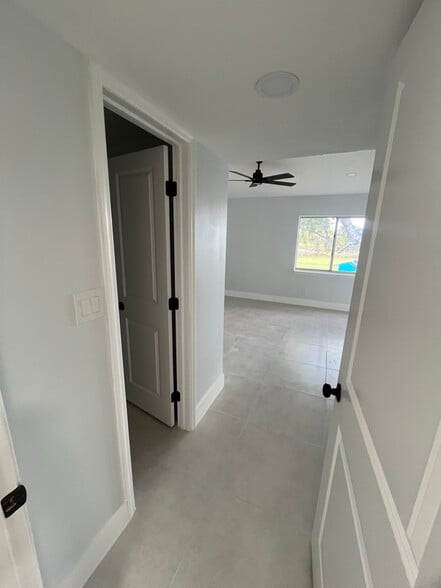 Building Photo - 2542 Lakeway Branch Dr