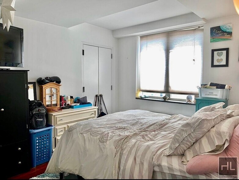 Building Photo - Rent Stabilized 1 bedroom with balcony - i...