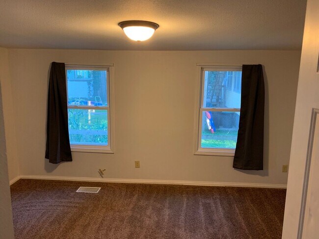 Building Photo - 1007 7th St S