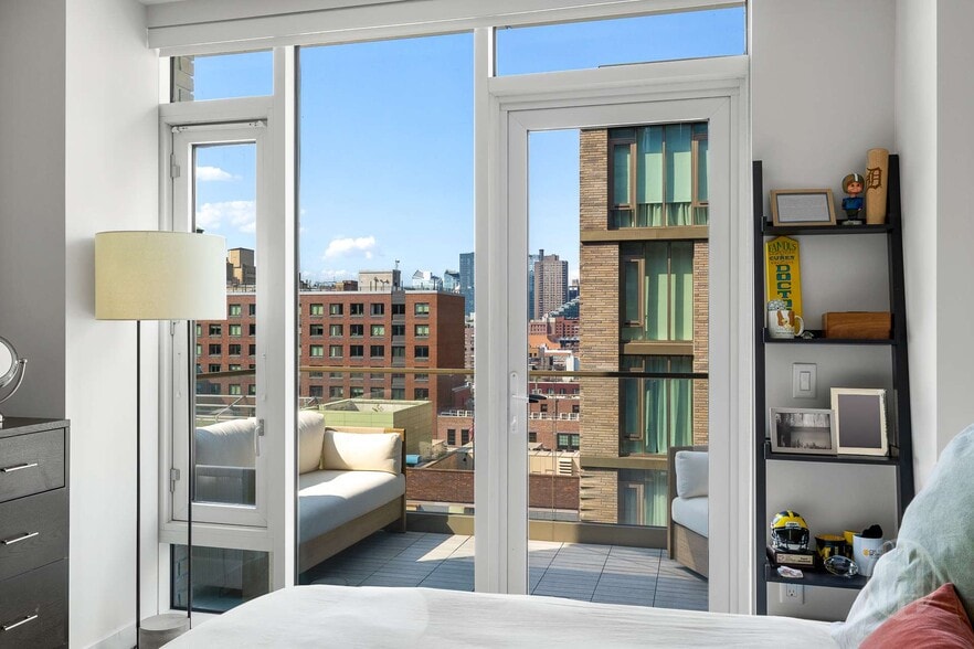 Building Photo - 505 W 43rd St