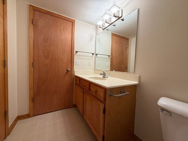 Building Photo - 5653 E Grove Dr SE