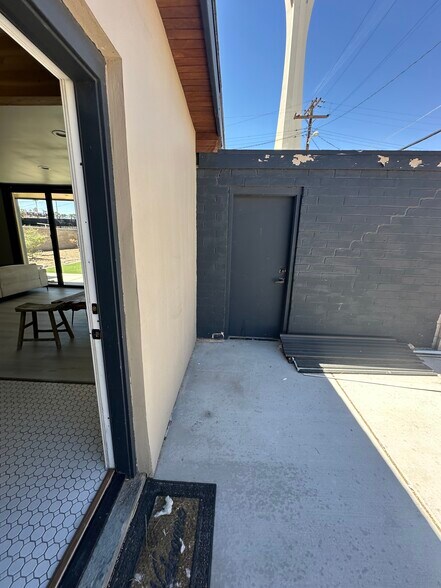 Building Photo - 2210 Santa Clara Dr
