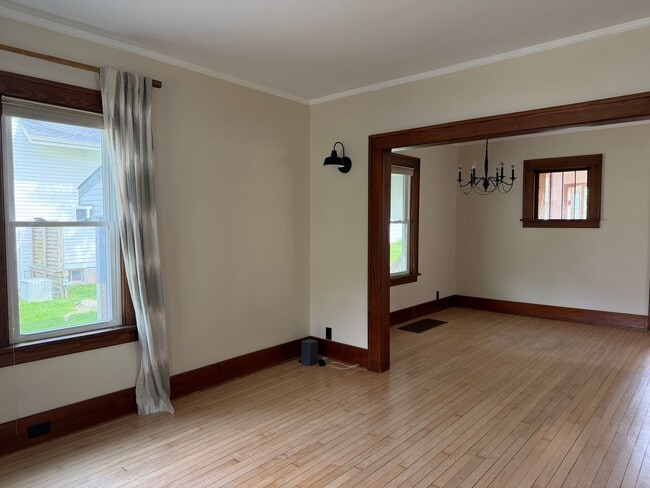 Building Photo - 307 E Broadway St