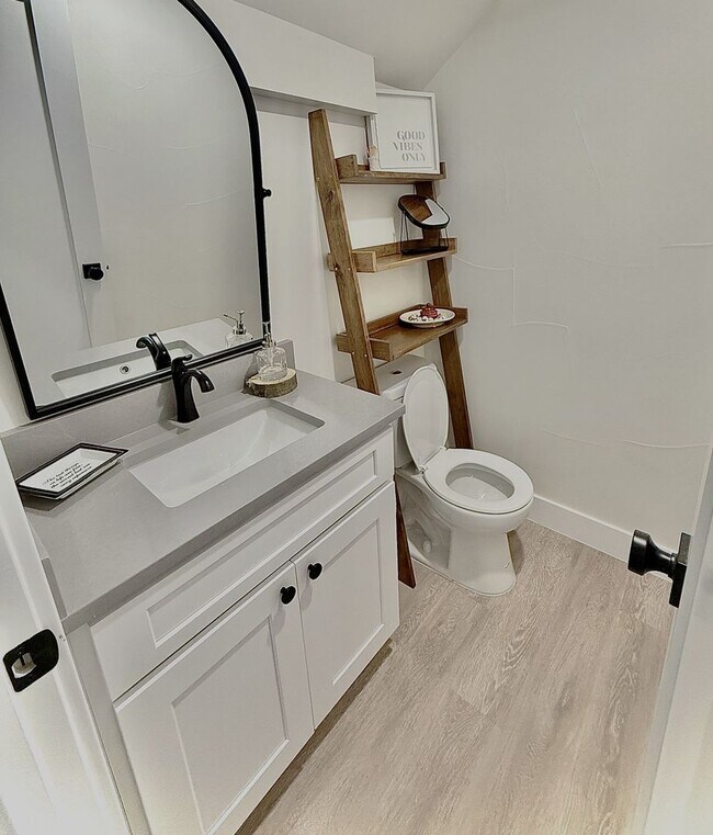Building Photo - LUX 3BD, 2.5BA University Hills Townhome w...