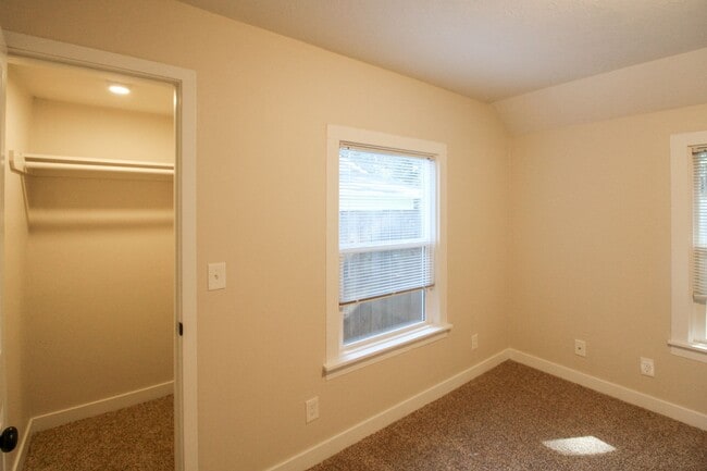 Building Photo - 860 Boxwood Ln SE