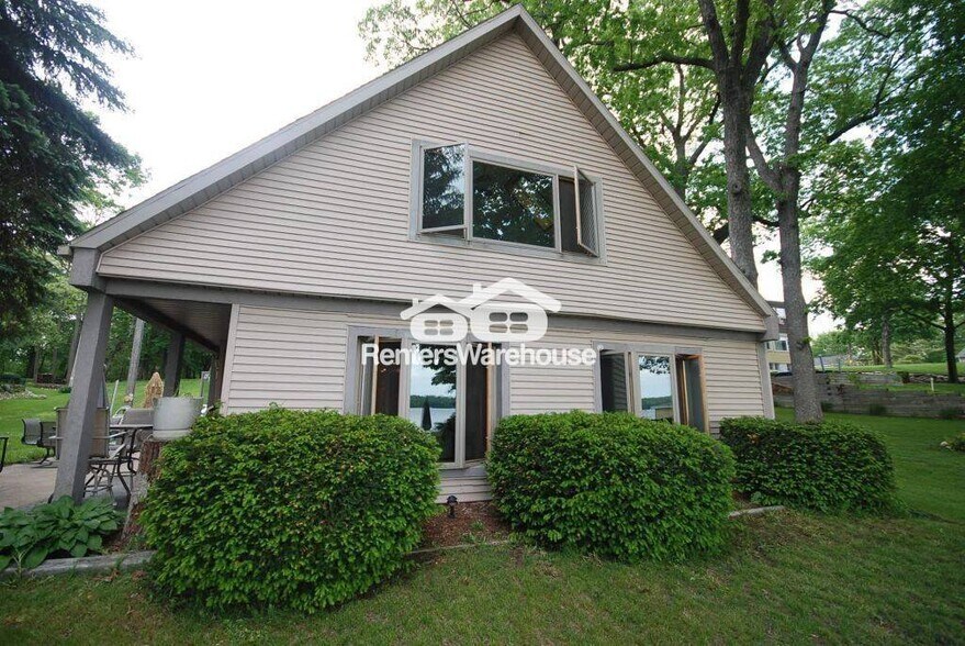 Primary Photo - 2310 N Lake Dr