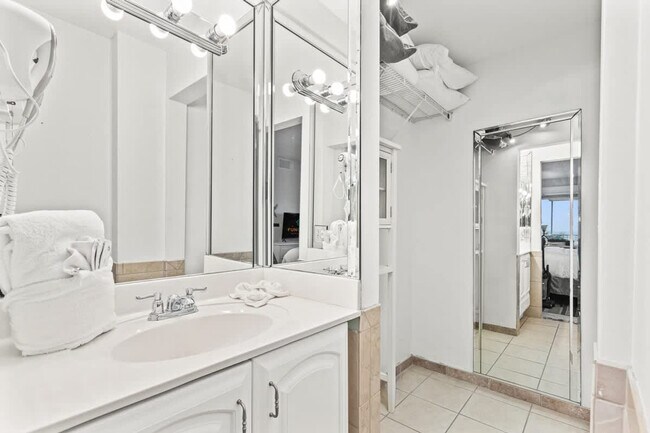 Building Photo - 8743 Thomas Dr