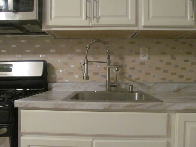 Kitchenette-pic 5 - 307 N 7th St