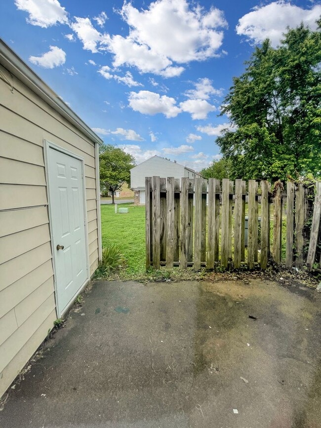 Building Photo - Charming 3 bedroom 1.5 bath townhome in Hi...