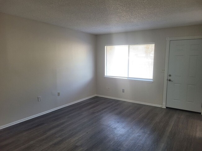 Building Photo - FOR RENT!! CUTE AND COZY 2 BED 1.5 BATH WITH GARAGE (MOVE IN SPECIAL)...