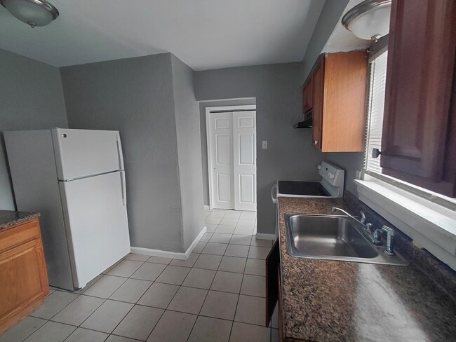 Building Photo - 1218 Maple Ave