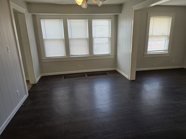 Building Photo - 11401 E 9th St S