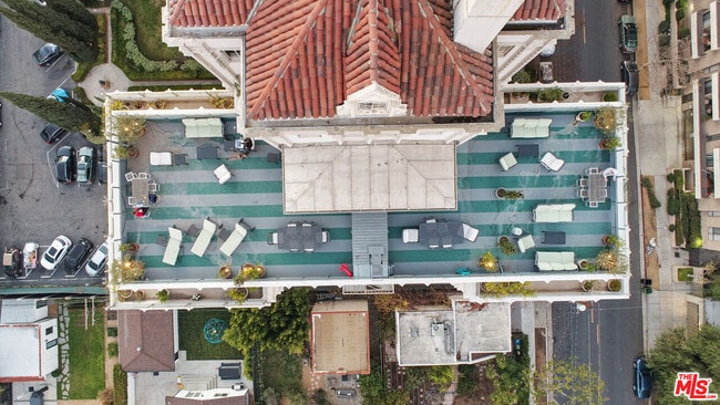 Building Photo - 450 N Rossmore Ave