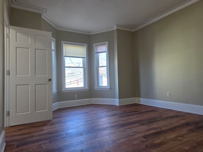 Building Photo - No Brokers Fee, In-Unit Laundry, Eat-in Kitchen, Large bedrooms, 3 Full Bathrooms