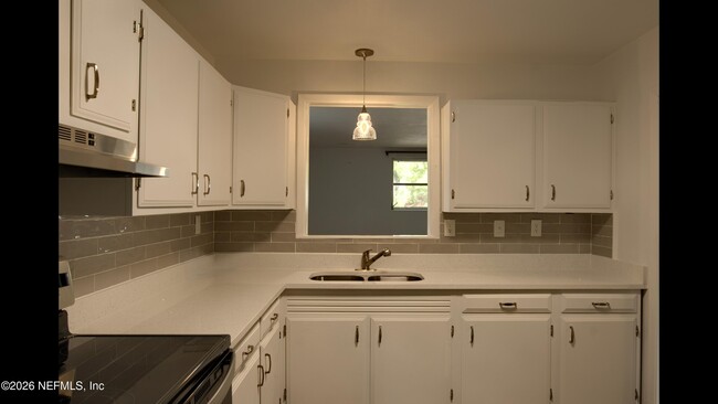 Building Photo - 1370 Labelle St