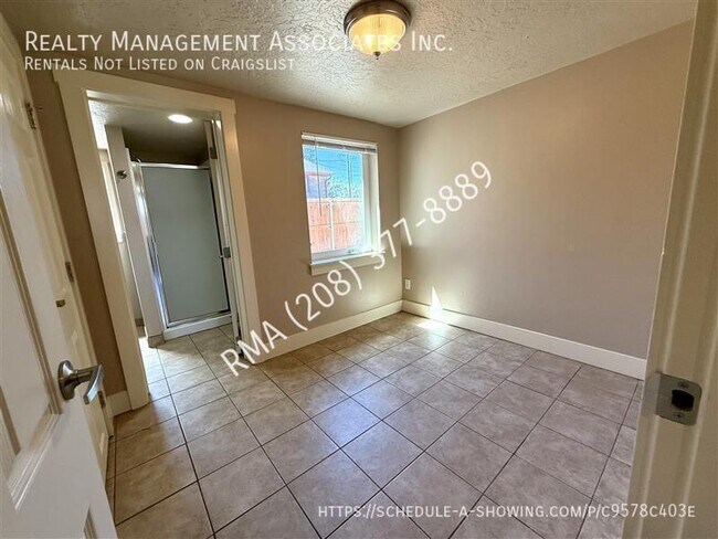 Building Photo - 1019 S Longmont Ave