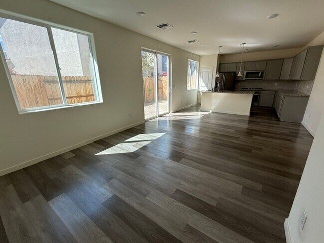 Building Photo - Charming Sun Valley Home with Generous Yard