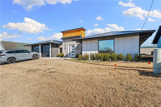 Building Photo - 303 S Promenade Blvd