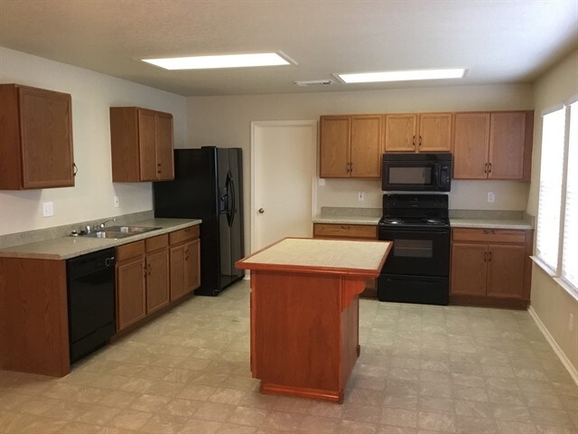 Building Photo - 10423 Manor Crk