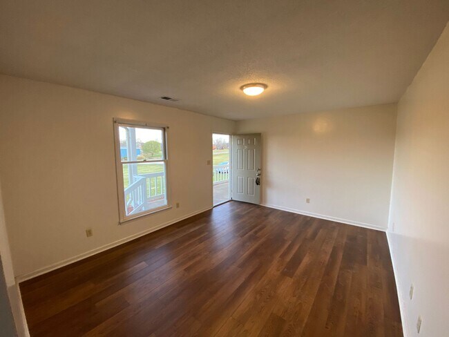 Building Photo - 1142 Airport Rd