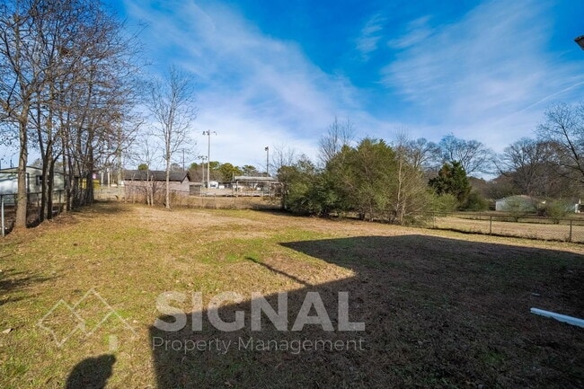 Building Photo - 2425 Circle Dr