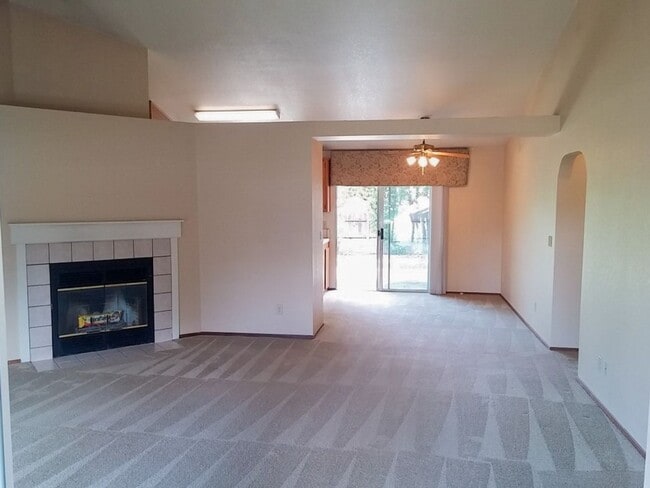 Building Photo - 3 Bedroom Home in Hilltop Area