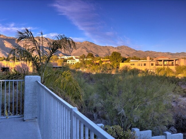 Building Photo - 4 Bedrooms, 3 Bathrooms