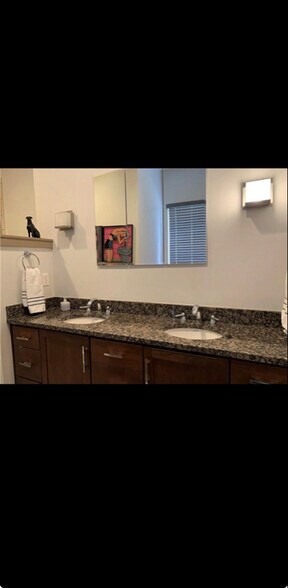 Building Photo - 4547 Washington St