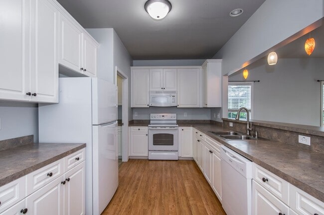 Building Photo - Rare opportunity to rent on LAKE MURRAY!