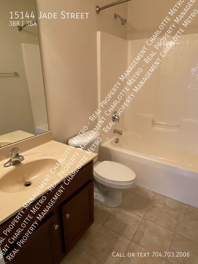 Building Photo - GORGEOUS 3 BR Townhome in the Heart of Bal...