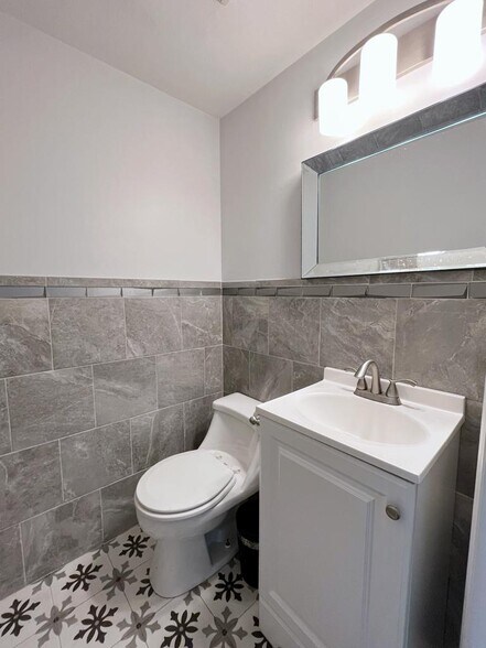 Powder room - 133 Seemans Ln