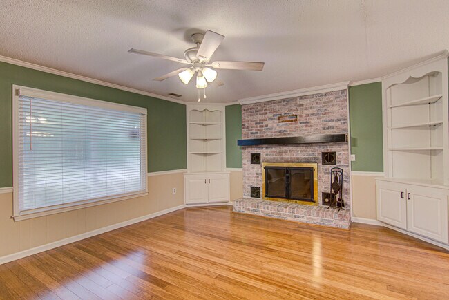 Building Photo - 2315 Treetop Ln