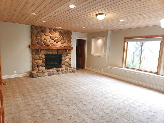 Building Photo - Large Private Luxury Home in Pinebrook  Es...