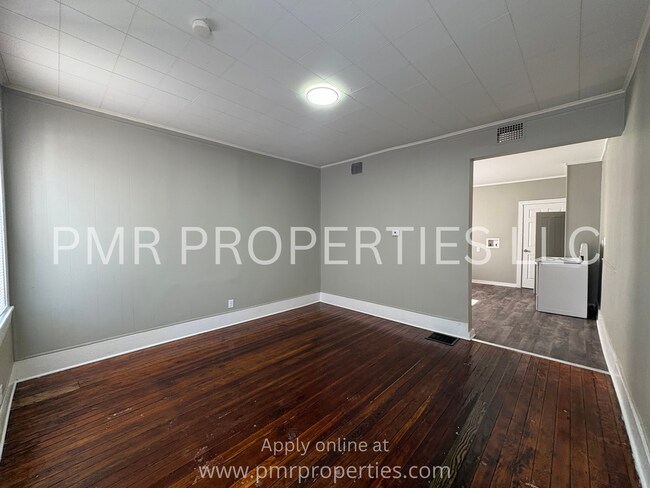 Building Photo - Studio/ 1 Bathroom-House