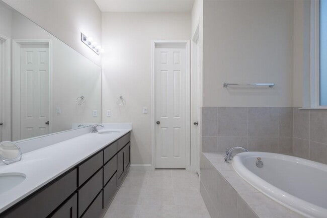 Building Photo - 14928 Iveans Way