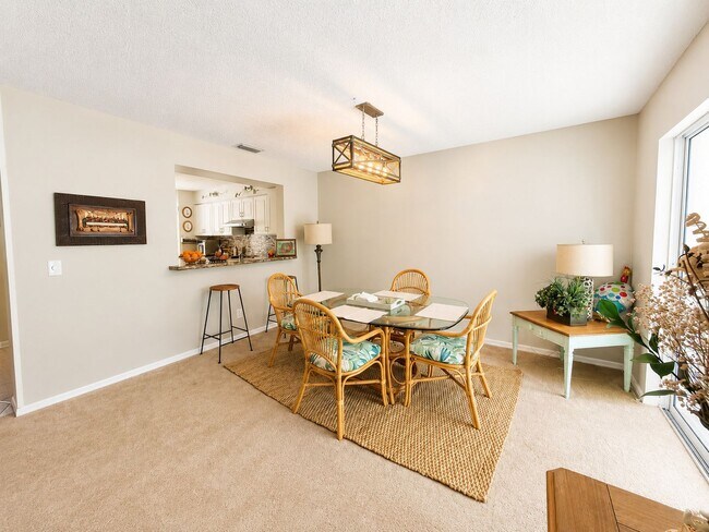 Building Photo - FOR RENT – STUNNING 2 BEDROOM / 2 BATH CONDO IN BRADENTON