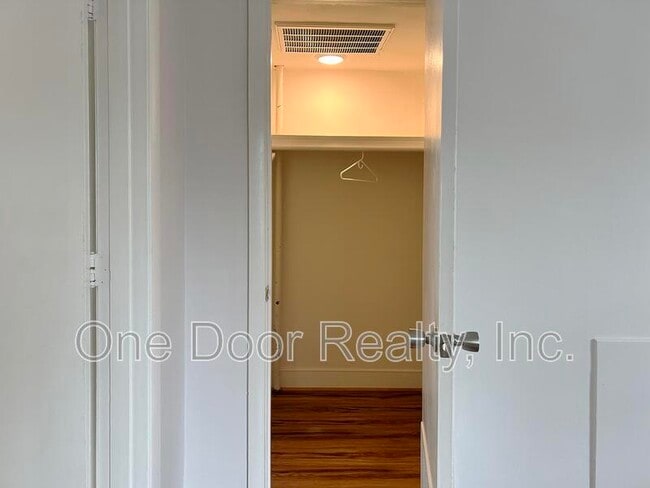 Building Photo - 732 Scotland St