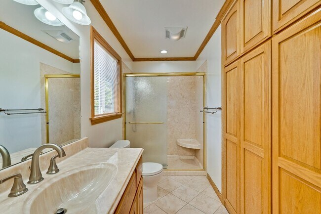 Building Photo - Bright and Spacious 3 Bed 2 Bath Single Fa...