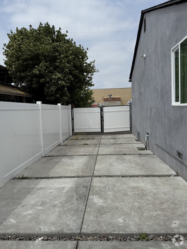Building Photo - 6716 Etiwanda Ave