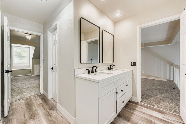 Building Photo - Stylish Townhome with Loft, Fireplace & Ga...