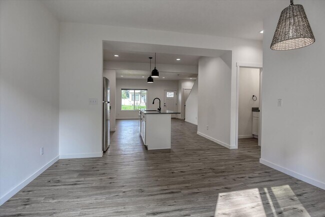 Building Photo - E. 7th Duplex