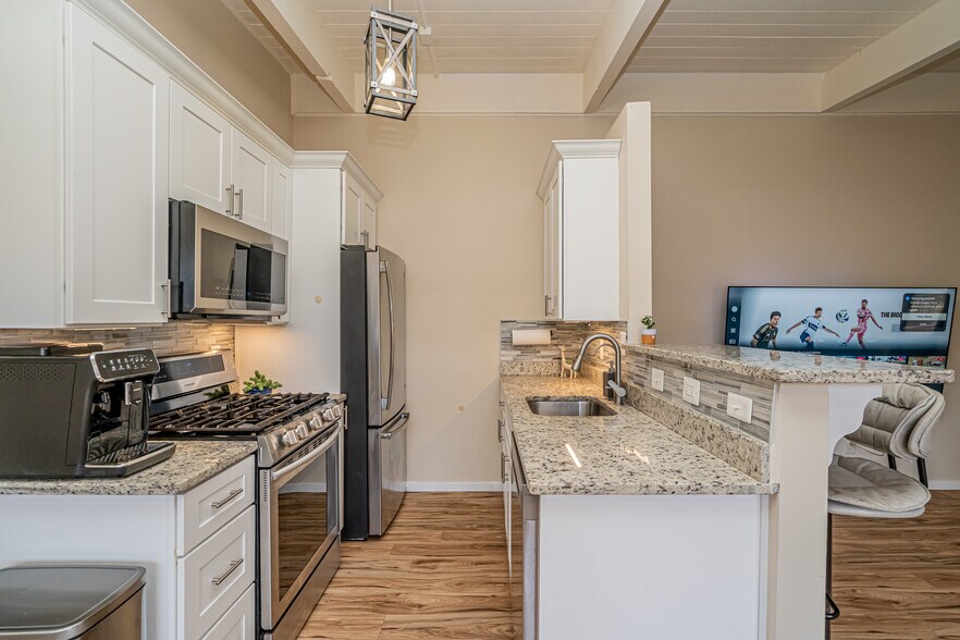 Building Photo - 4965 Americana Dr