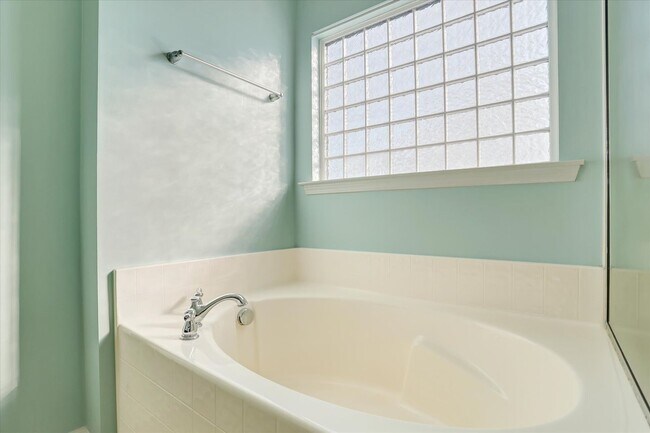 Building Photo - Cute 3 bedroom 2 bath