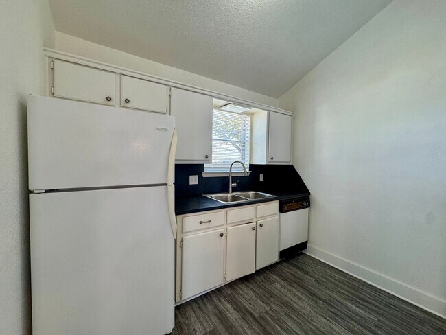 Building Photo - Townhome